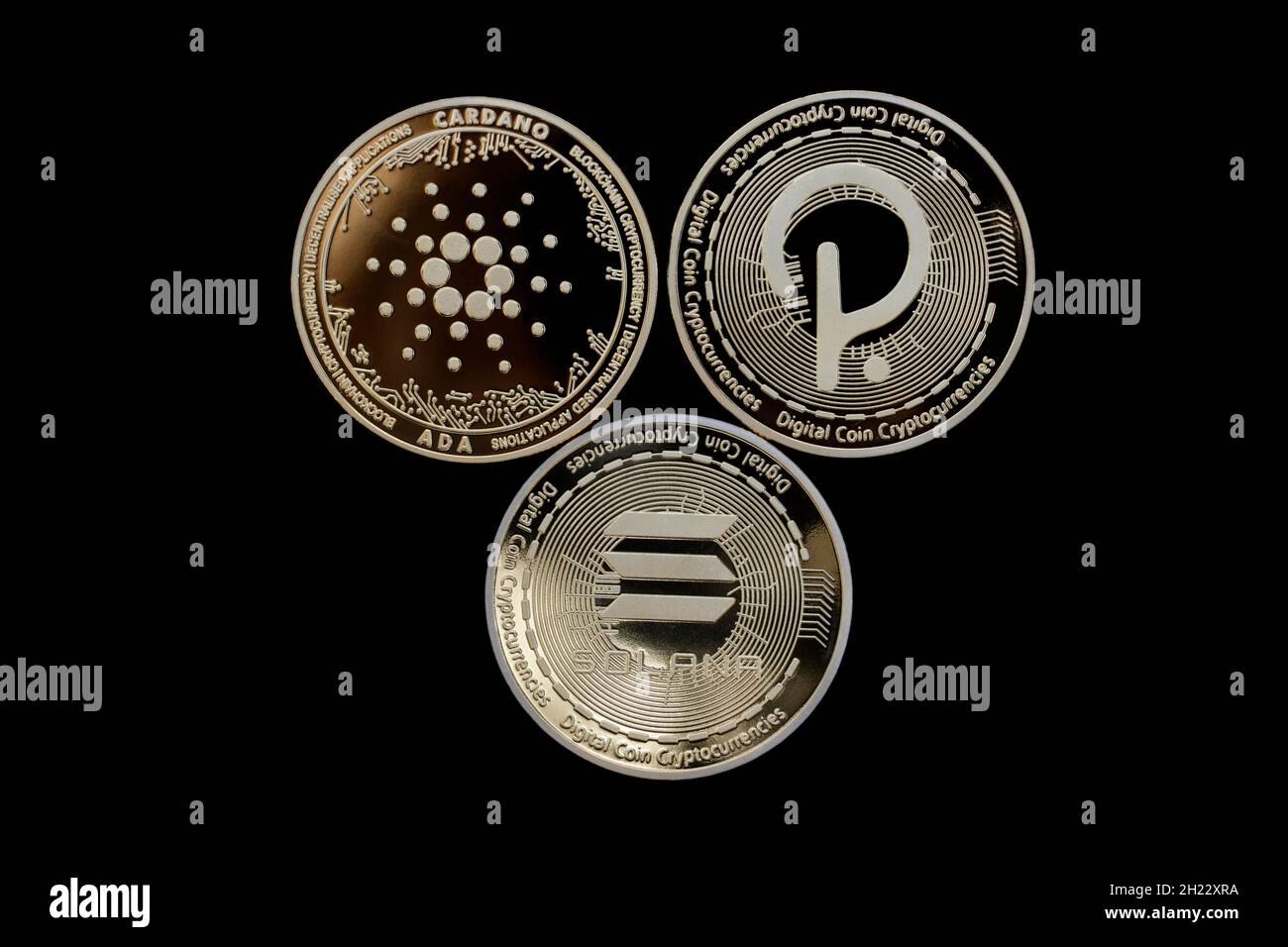 Drei Kryptowährungen, Cardano, Solana, Polkadot vor schwarzem Hintergrund Stockfoto