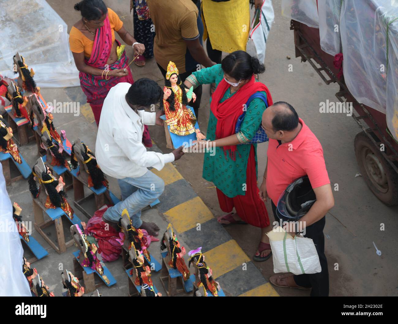 Agartala, Tripura, Indien, 20. Oktober 2021. Menschen kaufen Statuen der Göttin Lakshmi, der Göttin des Reichtums und der Reinheit, am Vorabend des Lakshmi Puja in Agartala. Stockfoto