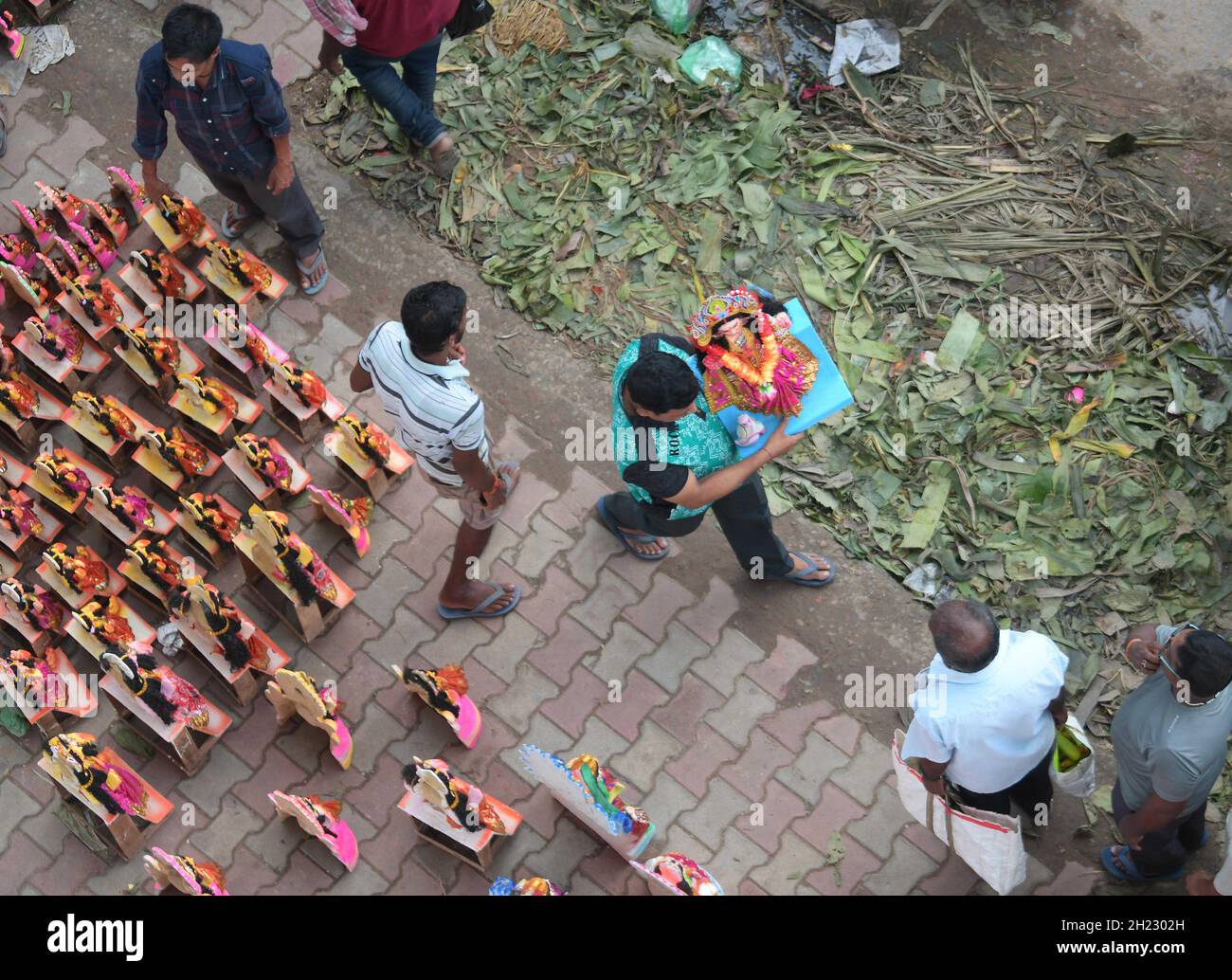 Agartala, Tripura, Indien, 20. Oktober 2021. Menschen kaufen Statuen der Göttin Lakshmi, der Göttin des Reichtums und der Reinheit, am Vorabend des Lakshmi Puja in Agartala. Stockfoto