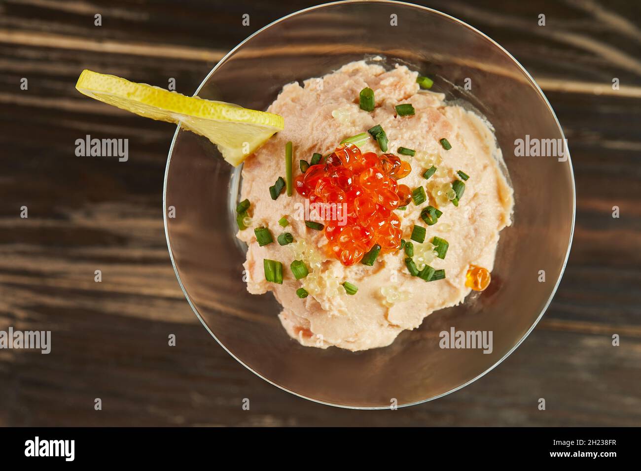 Geräucherter Lachsmousse mit rotem Kaviar im martiniglas. Französische Gourmetküche Stockfoto