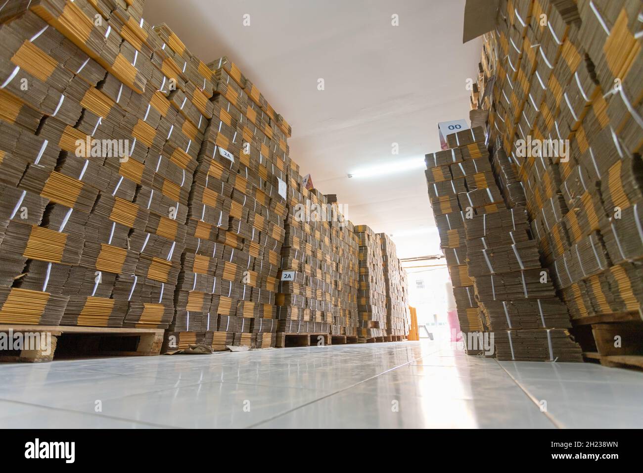 Reihe brauner Kartons, Regalstapelanordnung von Kartons in einem Lagerhaus. Stockfoto