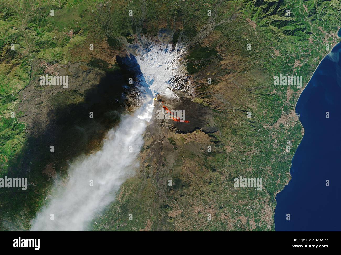 ÄTNA, ITALIEN - 28. Dezember 2018 - Satellitenbild des Ätna während eines Flankenausbruchs (ein Ausbruch von seiner Seite statt seines Gipfels) Stockfoto