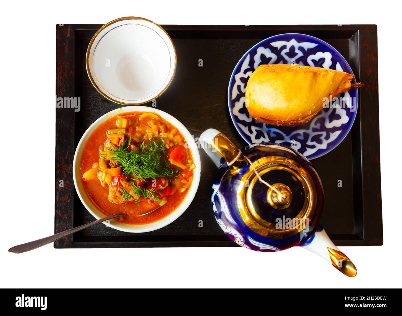 Usbekischer laghman, samsa, Teekannen und Tasse auf Tablett Stockfoto