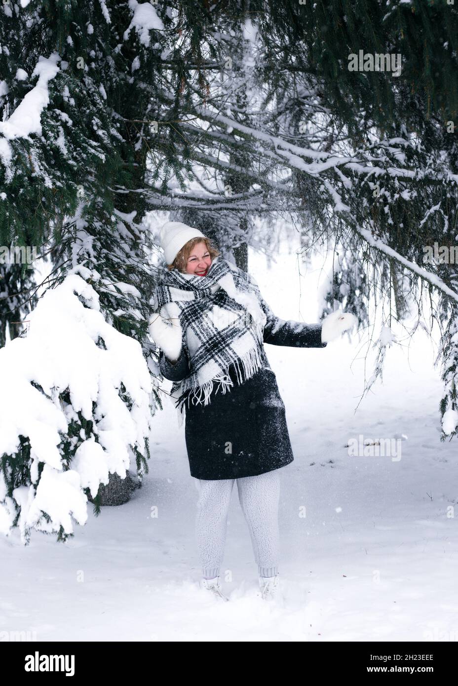 Eine Person steht im Schnee Stockfoto