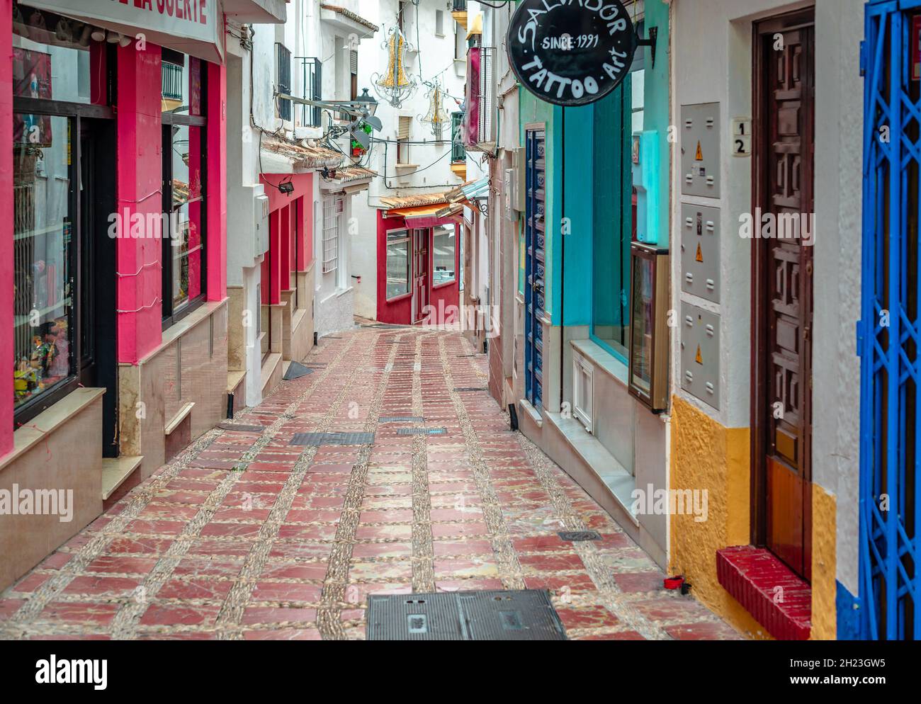 Marbella, Spanien - Dezember 21 2014: Eine malerische und enge gepflasterte Straße mit Cafés und Geschäften in der Altstadt von Marbella. Stockfoto