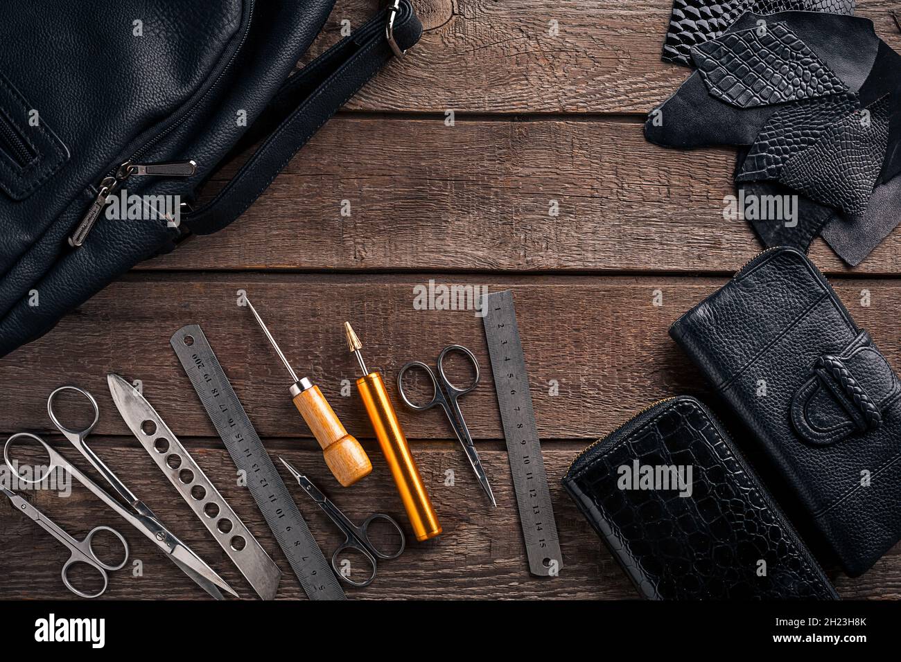 Leder Handwerk oder Leder arbeiten. Leder Arbeitswerkzeuge und schneiden  Stücke aus Leder auf Schreibtisch Stockfotografie - Alamy