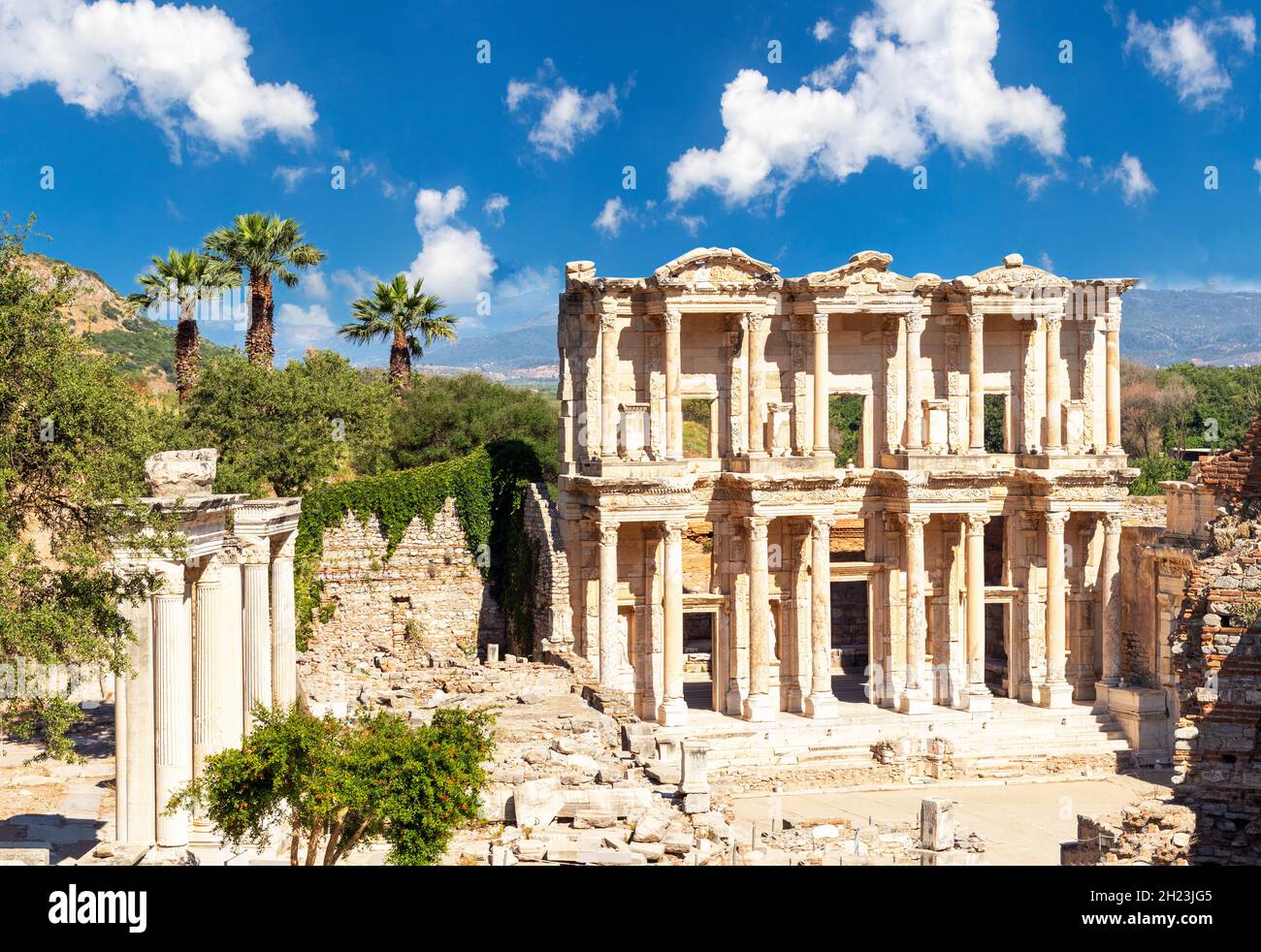Celsius-Bibliothek in der curetes-Straße in der antiken Stadt Ephesus. Tourismus- und Freizeitkonzept. Stockfoto
