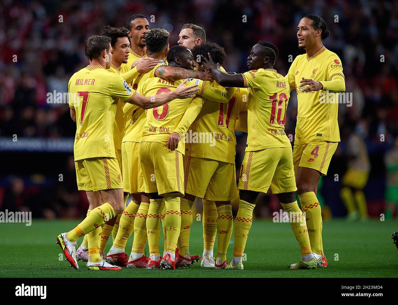 Madrid, Spanien. Oktober 2021. Die Spieler von Liverpool feiern ein Tor während des UEFA Champions League-Spiel der Gruppe B zwischen Atletico de Madrid und Liverpool am 19. Oktober 2021 in Madrid, Spanien. Quelle: Pablo Morano/Xinhua/Alamy Live News Stockfoto