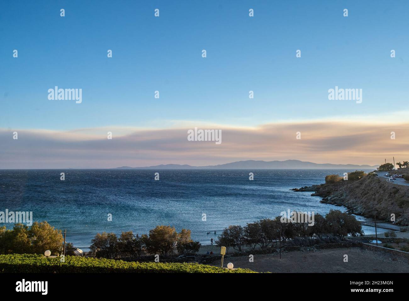 Schwarzer Rauch über der Insel Syros während der großen Brände über Attika, Griechenland Stockfoto