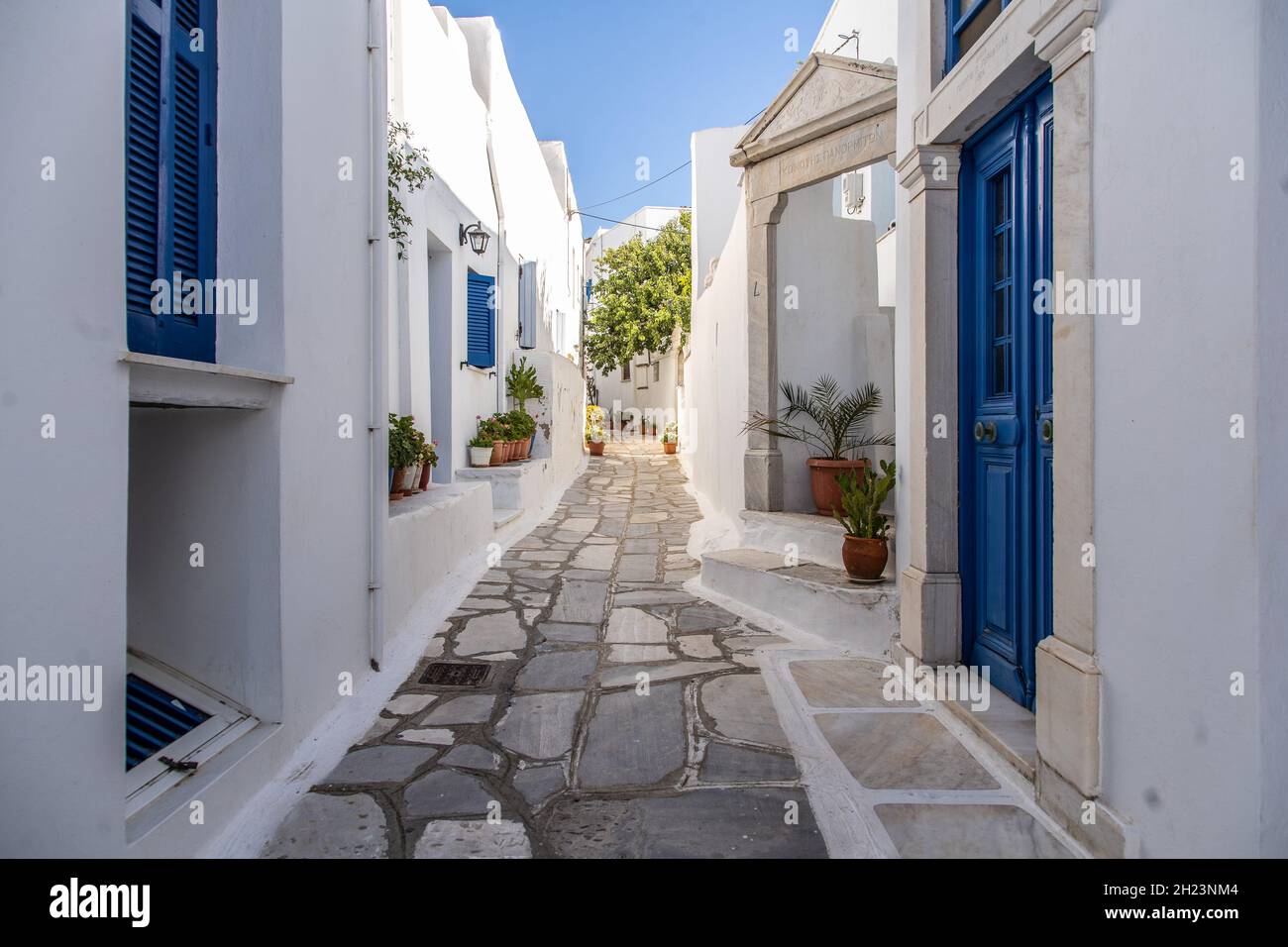 Gepflasterte Gasse im Dorf Pirgos, Tinos, Griechenland Stockfoto