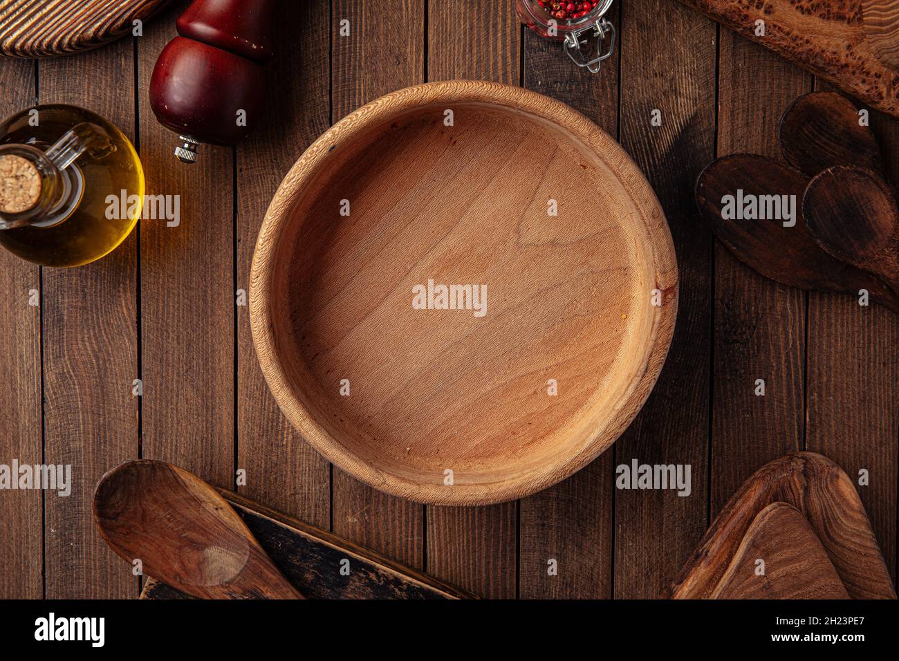 Runde leere Holzschüssel auf dem Holzhintergrund Stockfoto