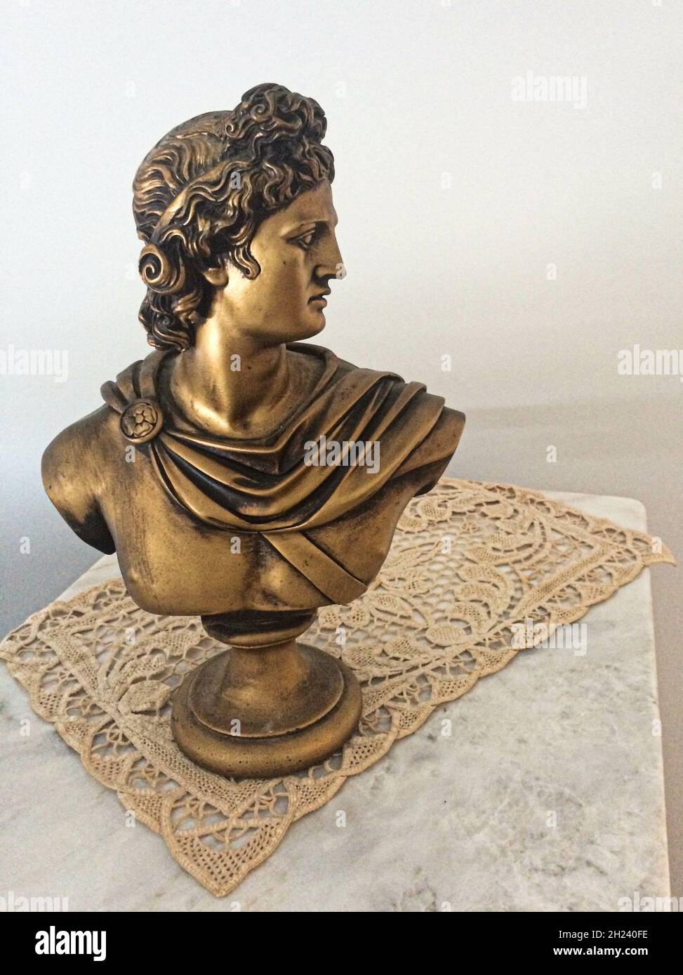 Bronzeskulptur von Apollo auf einem Tisch Stockfoto