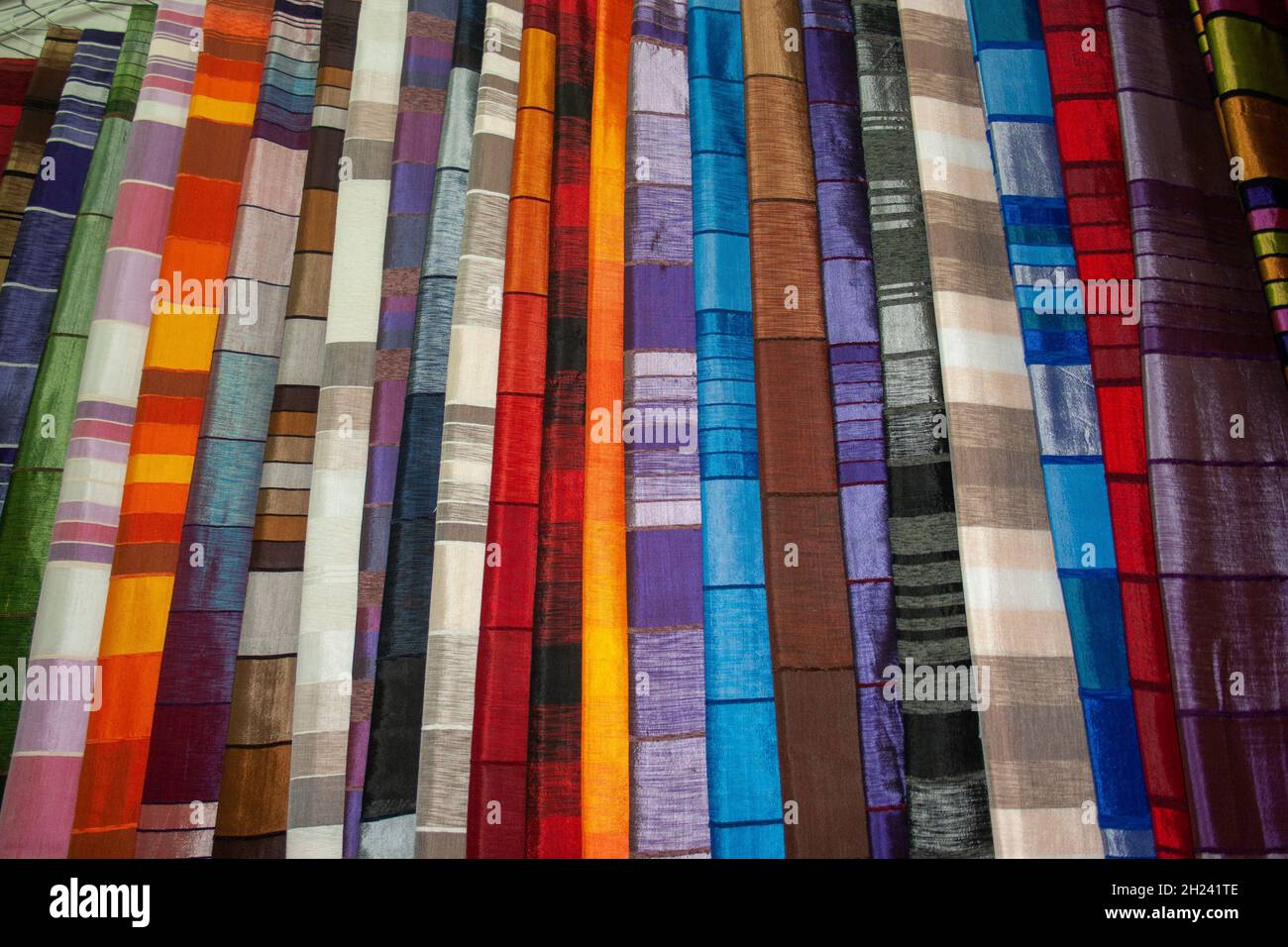 Marokkanische Stoffe auf dem Markt in der Casbah der Altstadt von Marrakesch, Marokko Stockfoto