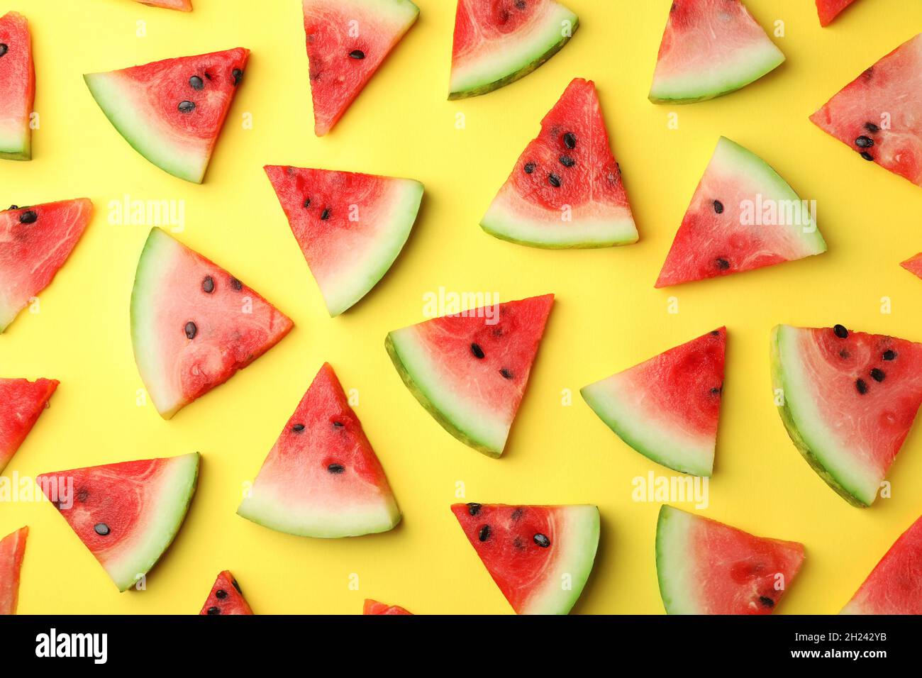 Flache Lay-Komposition mit Scheiben Wassermelone auf farbigem Hintergrund Stockfoto