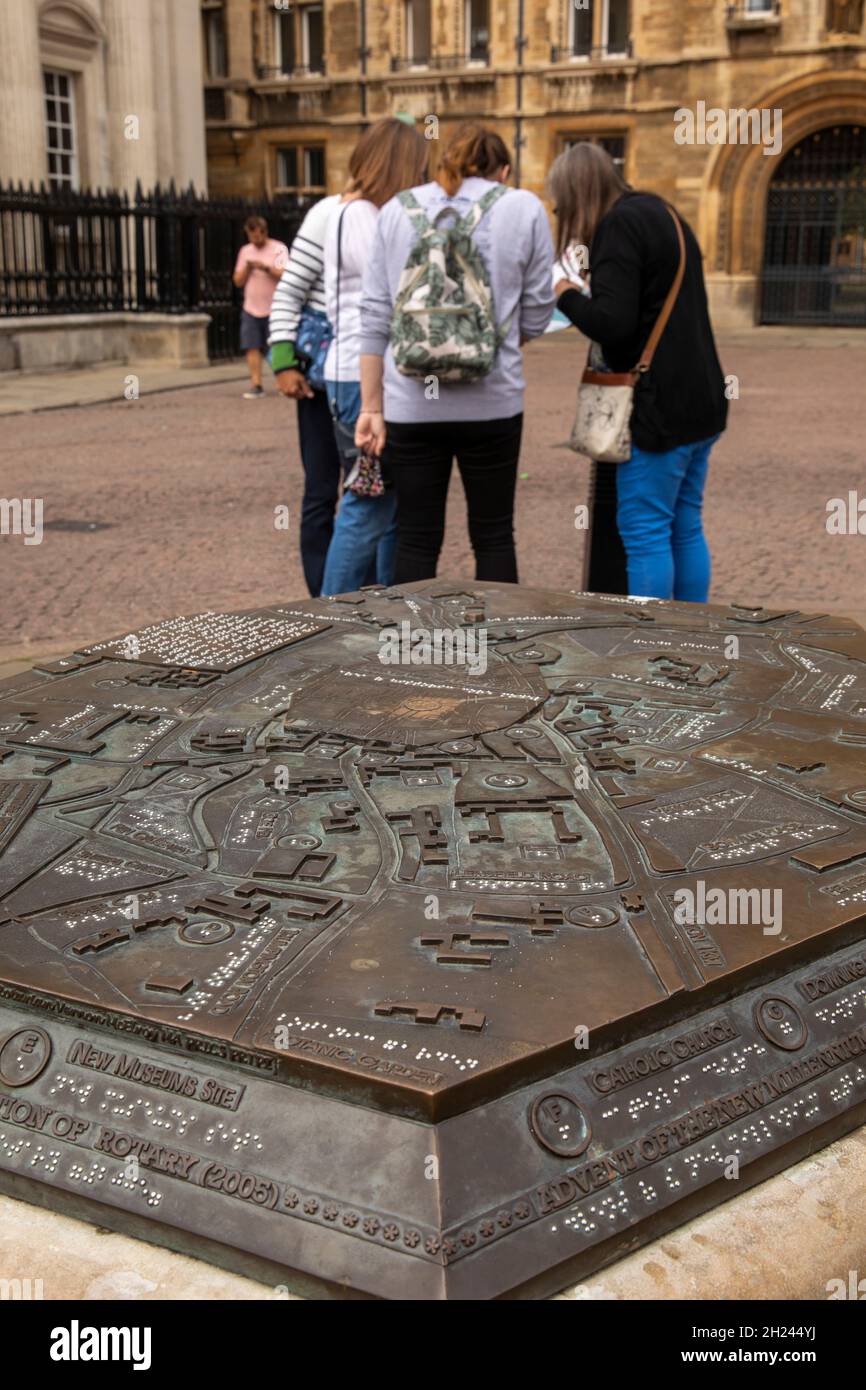 Großbritannien, England, Cambridgeshire, Cambridge, King’s Parade, Stadtplan in braille Stockfoto