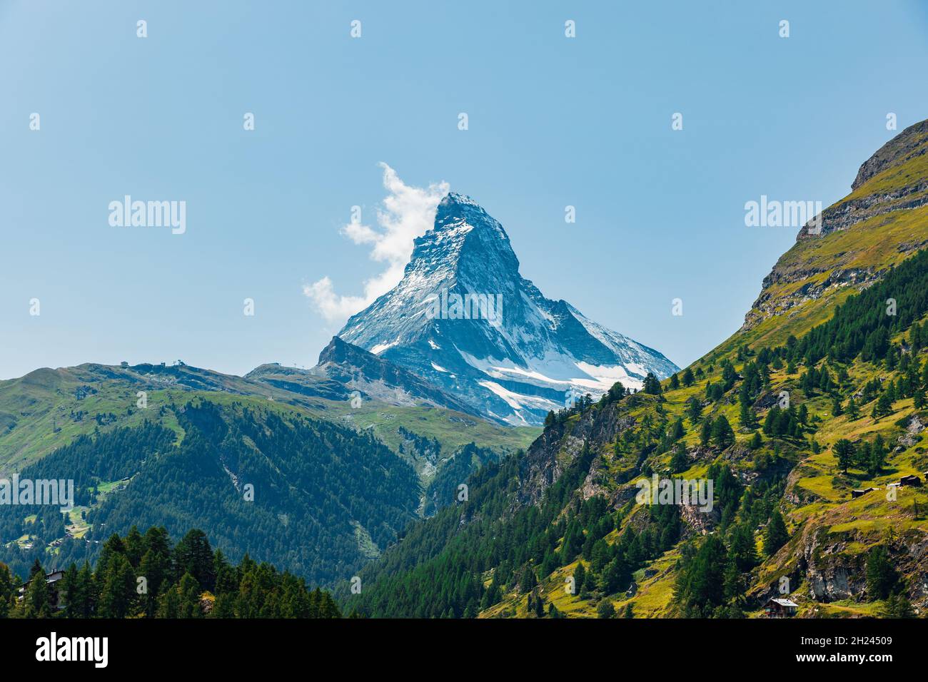 Schweizer Alpen im Sommer an einem blauen Tag, Zermatt Matterhorn Schweiz Stockfoto