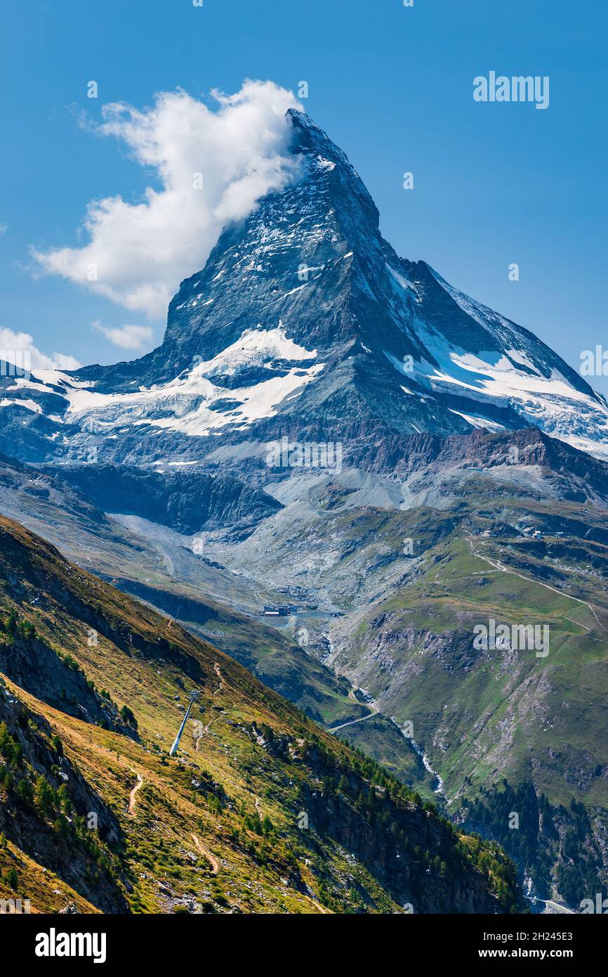 Schweizer Alpen im Sommer an einem blauen Tag, Zermatt Matterhorn Schweiz Stockfoto