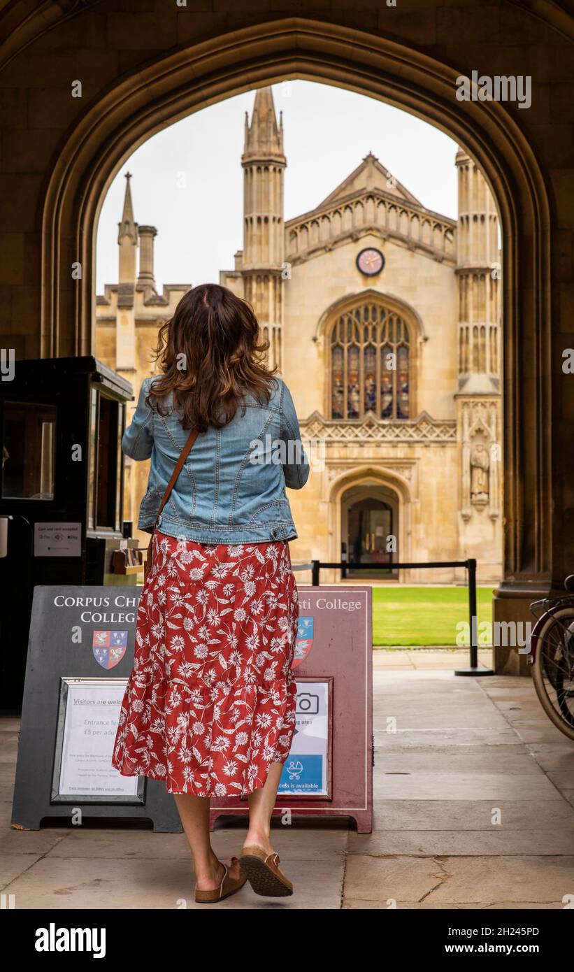 Großbritannien, England, Cambridgeshire, Cambridge, Trumpington Street, Besucher am Eingang des Corpus Christi College Stockfoto