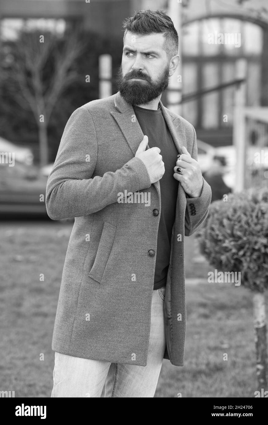 Bärtiger Hipster-Typ mit stylischer Friseurjacke und Jeans für Walking, Fashion-Look Stockfoto