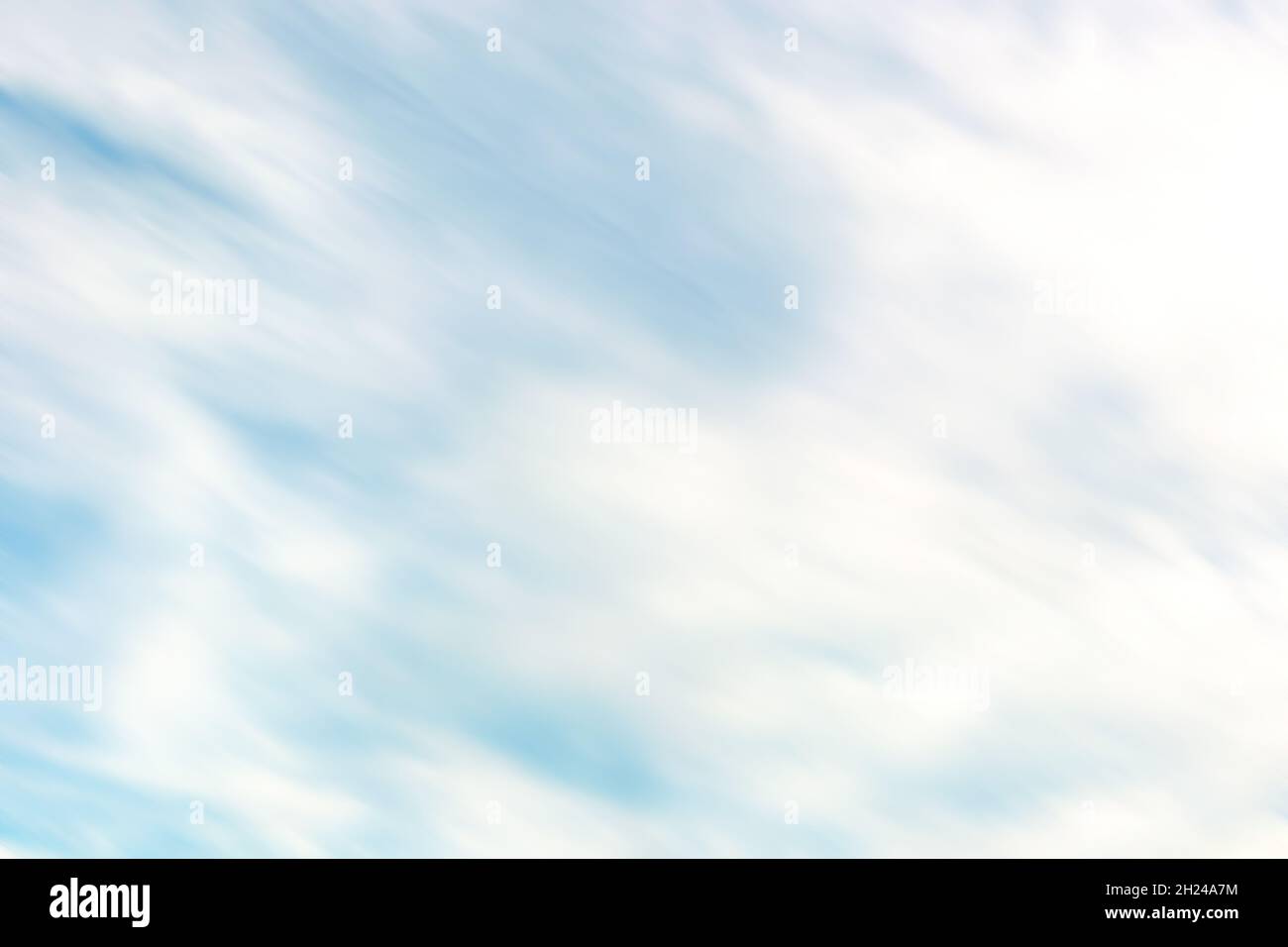 Nahaufnahme von Himmel und Wolken mit Bewegungsunschärfe-Effekt. Stockfoto