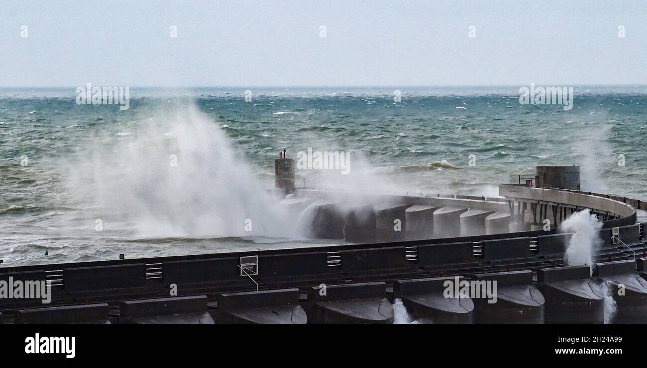 Brighton UK 20. Oktober 2021 - Wellen schlagen heute Morgen über Brighton Marina, als Stürme Teile Großbritanniens schlagen und starken Regen und starken Wind bringen : Credit Simon Dack / Alamy Live News Stockfoto