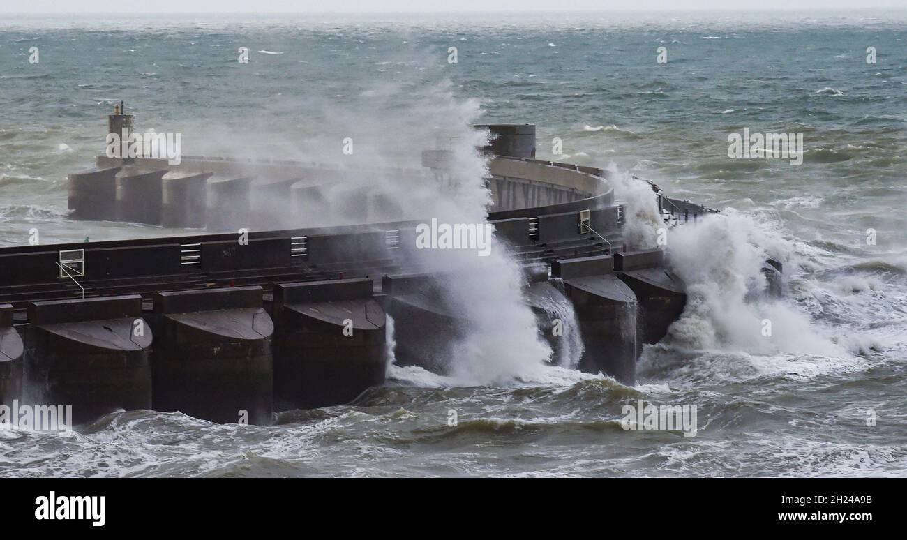 Brighton UK 20. Oktober 2021 - Wellen schlagen heute Morgen über Brighton Marina, als Stürme Teile Großbritanniens schlagen und starken Regen und starken Wind bringen : Credit Simon Dack / Alamy Live News Stockfoto