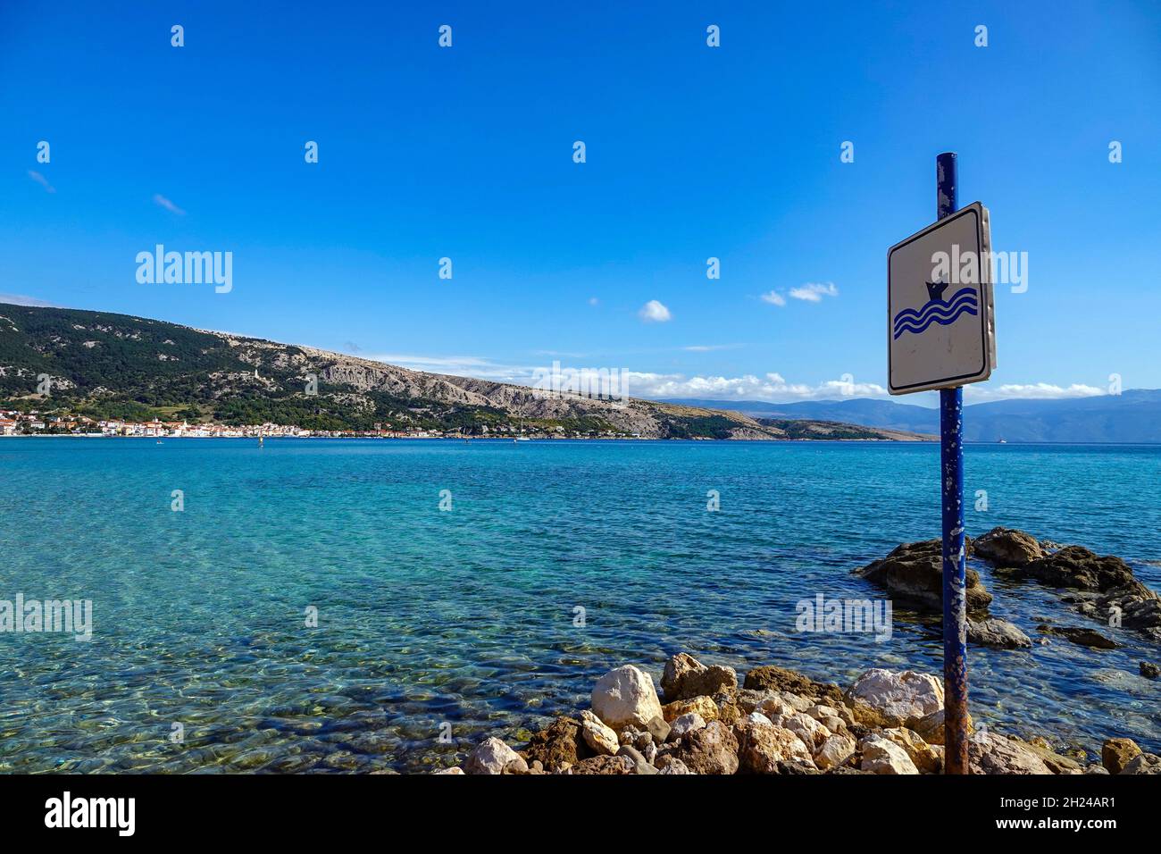 Schild für hundefreundlichen Strand im kleinen Ferienort Baska, Baška auf der Insel Krk, Kroatien Stockfoto