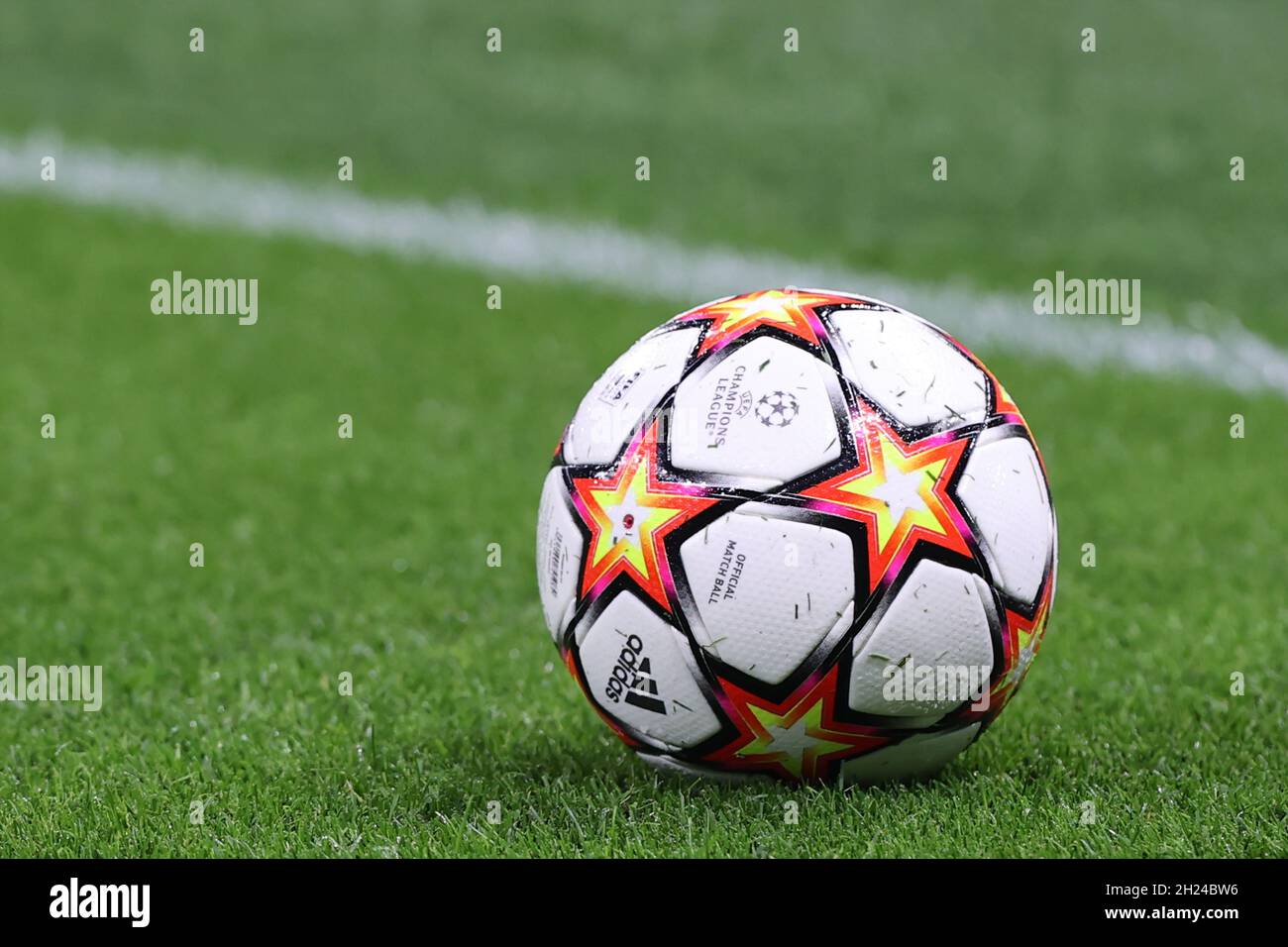 Offizieller Adidas Champions League Matchball während der UEFA Champions  League 2021/22 Gruppenphase - Gruppe D Fußballspiel zwischen FC  Internazionale und Stockfotografie - Alamy