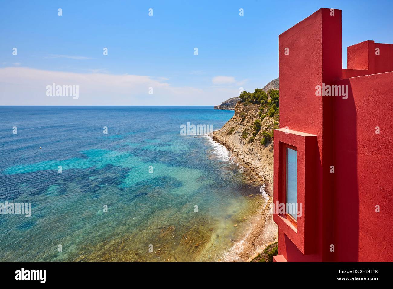 Geometrisches rotes Gebäudedesign und mediterrane Küste. Calpe, Spanien Stockfoto