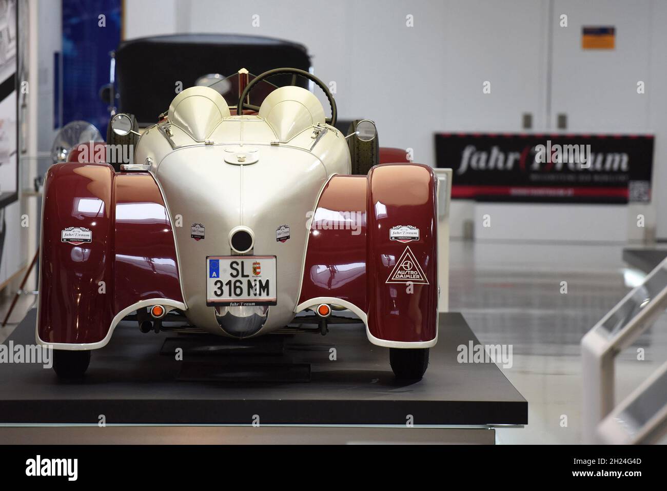 Ein historisches Austro-Daimler Fahrzeug im Museum fahr(t)Raum in Mattsee, Österreich, Europa - Ein historisches Austro-Daimler Fahrzeug von hinten im Stockfoto