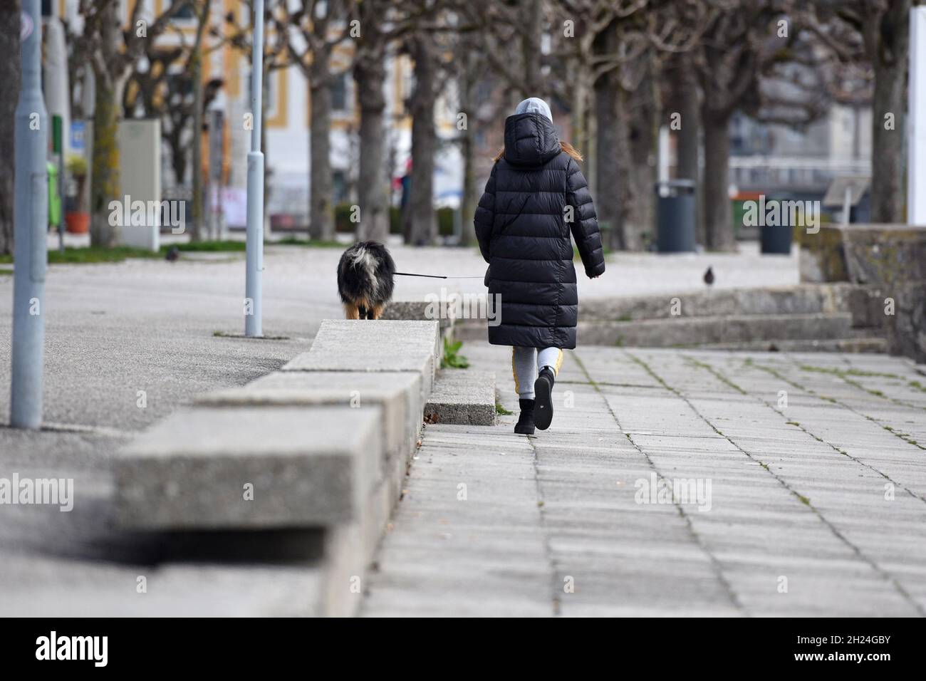 Corona-Krise - schnelle menschenleere Esplanade in Gmunden (Bezirk Gmunden, Oberösterreich, Österreich) - Corona-Krise - fast menschenleere Esplanade in GM Stockfoto