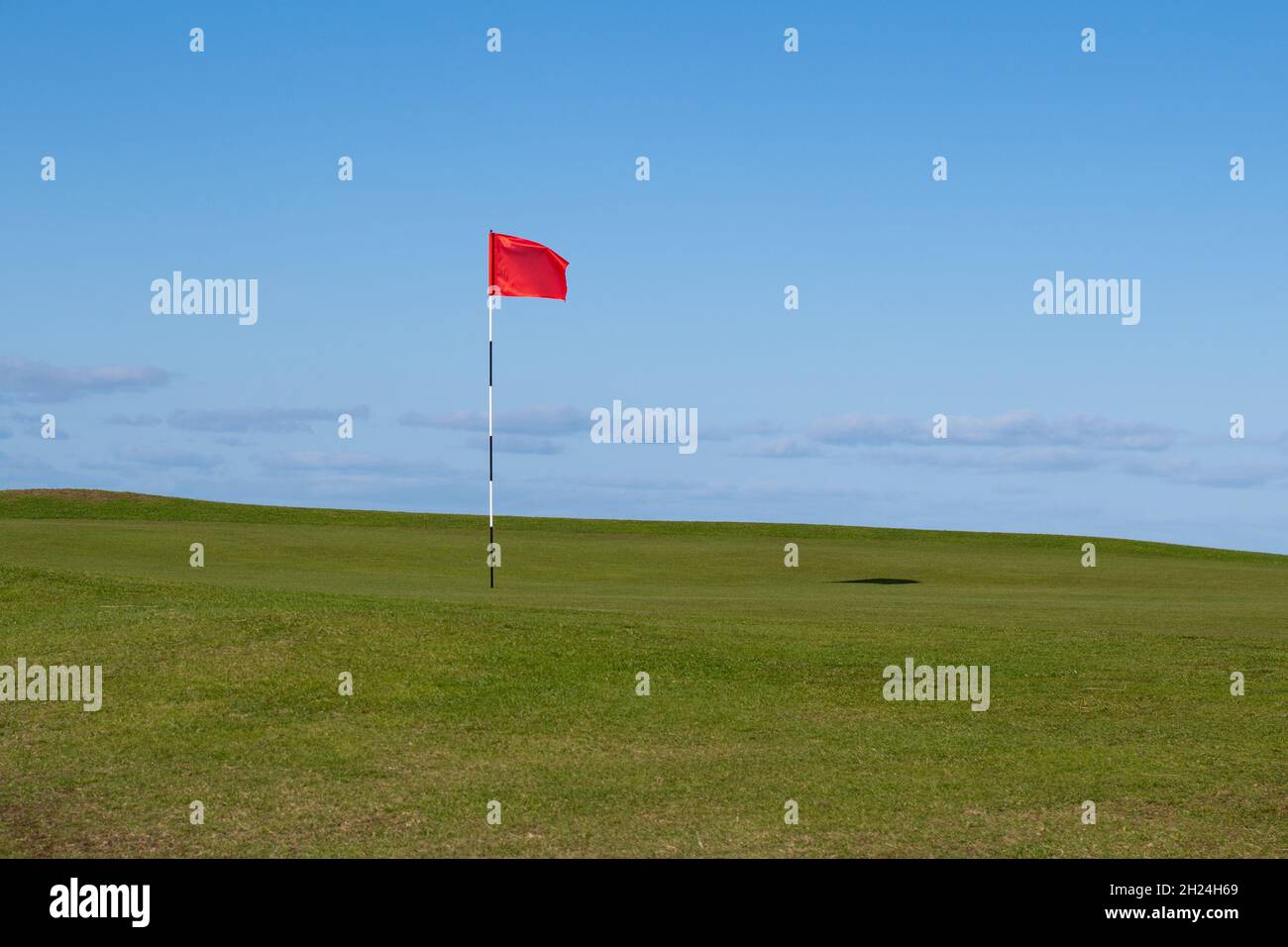 Golfloch mit roter Flagge, Schottland, Großbritannien Stockfoto