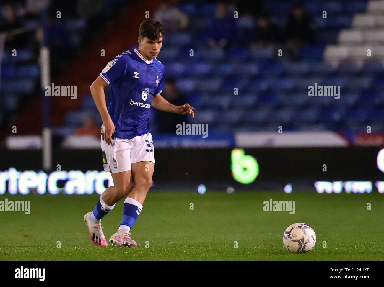 OLDHAM, GROSSBRITANNIEN. 19. OKTOBER: Benny Couto von Oldham Athletic während des Sky Bet League 2-Spiels zwischen Oldham Athletic und Walsall am Dienstag, den 19. Oktober 2021 im Boundary Park, Oldham. (Kredit: Eddie Garvey | MI Nachrichten) Kredit: MI Nachrichten & Sport /Alamy Live Nachrichten Stockfoto