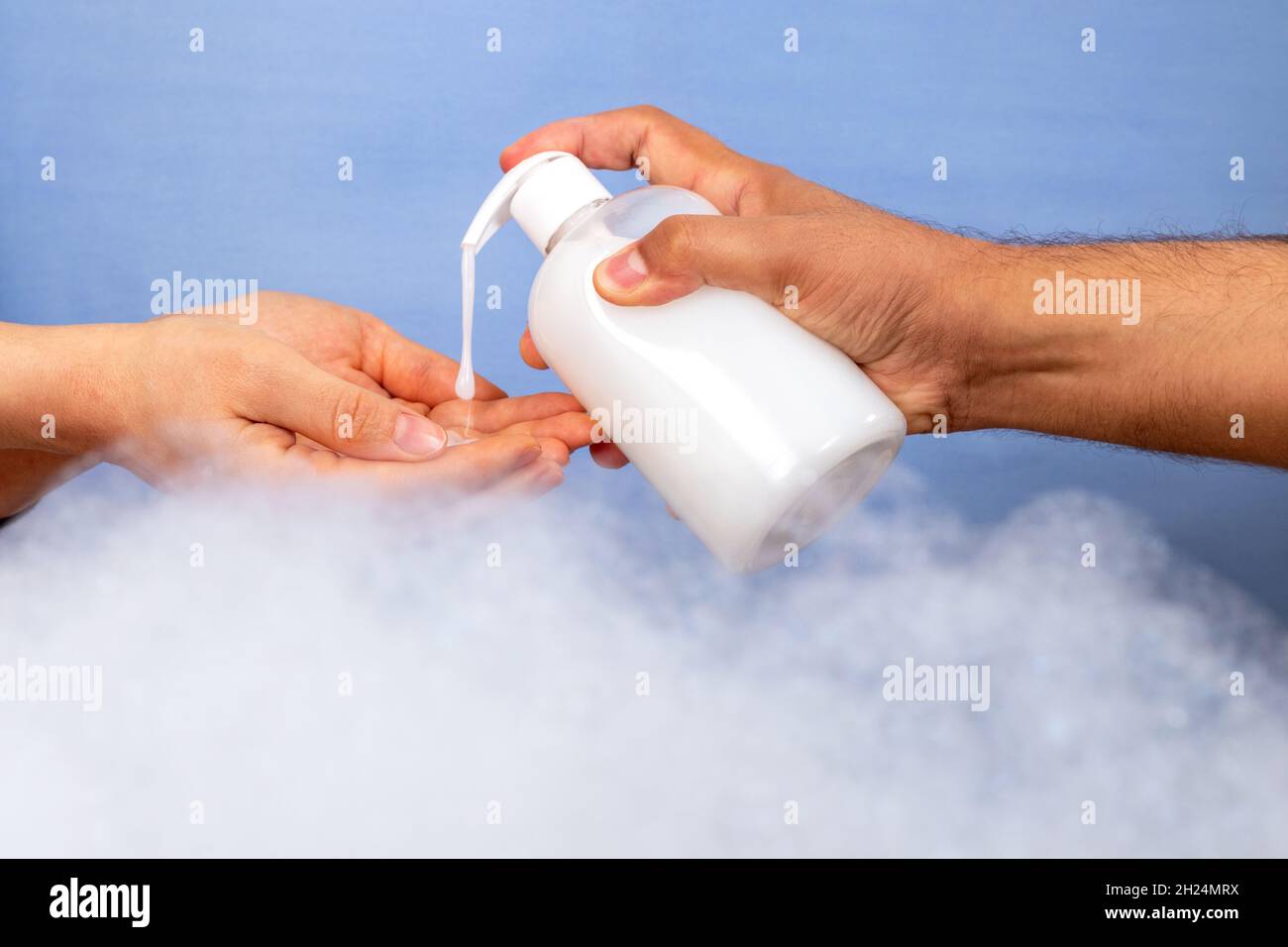 Nahaufnahme von Handseife und Blasen. Hygiene- und Körperpflegekonzept. Stockfoto