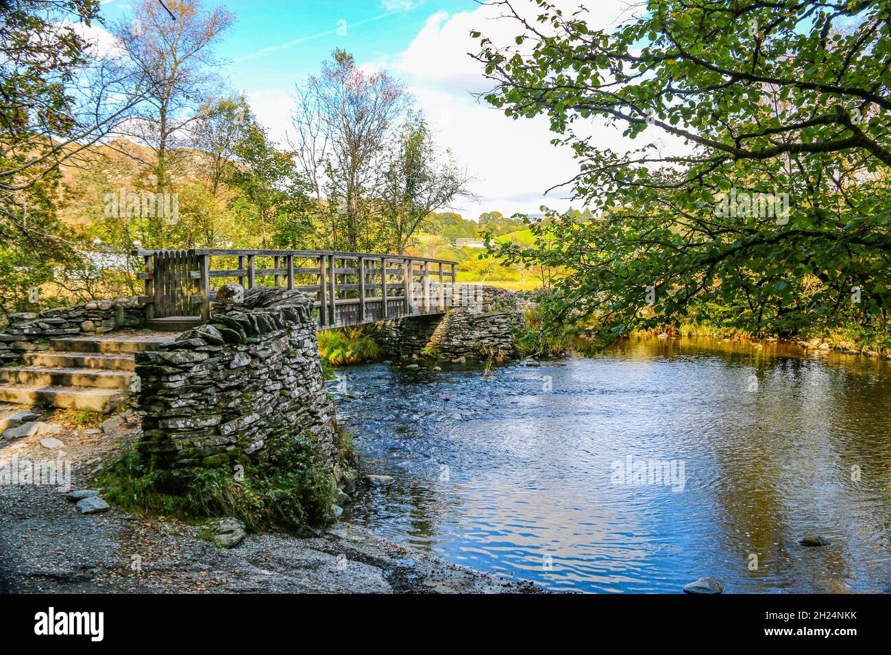 Schöne Holzbrücke über den Fluss Brathay, in der Nähe der Cathedral Caves, Lake District National Park, Cumbria, England, Großbritannien Stockfoto
