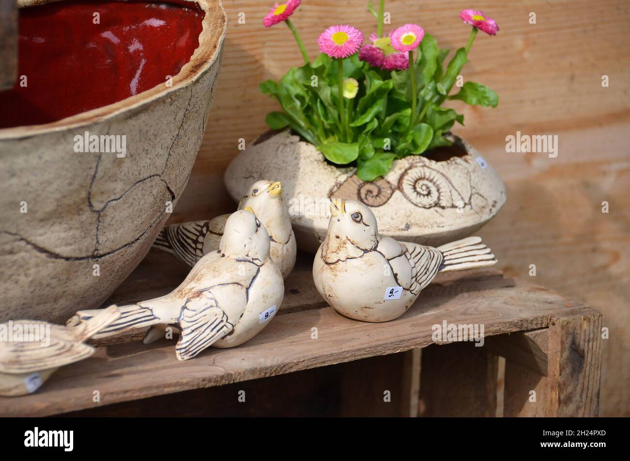 Nach einem langen Winter freuen sich viele Menschen an bunten Frühlingsblumen und Bouquets. - nach einem langen Winter genießen viele Menschen den bunten Frühling Stockfoto