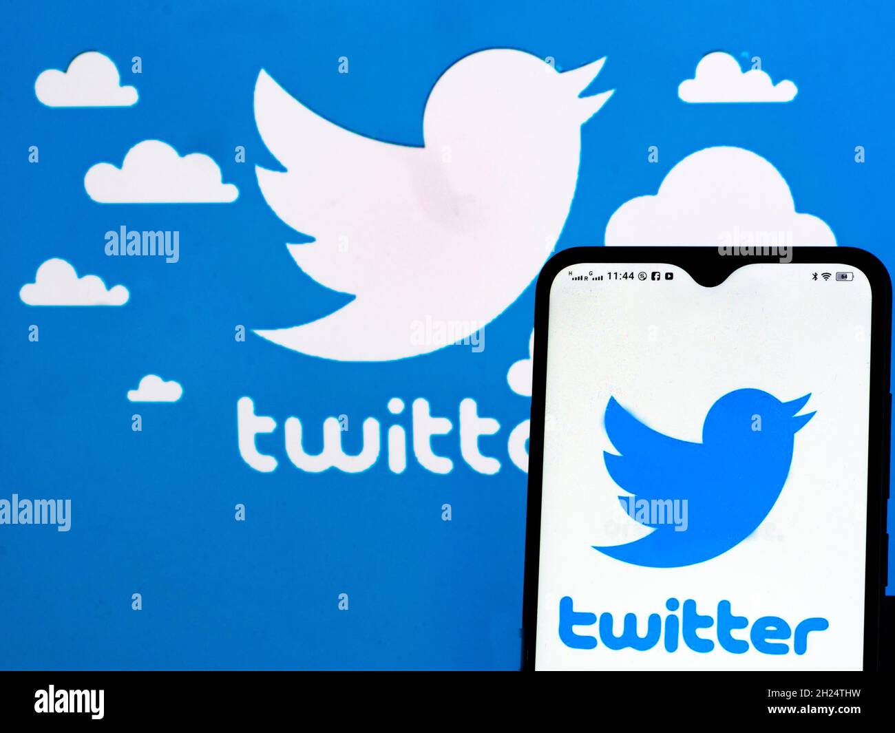 In dieser Abbildung sehen Sie das Logo von Twitter, Inc., das auf einem Smartphone angezeigt wird Stockfoto
