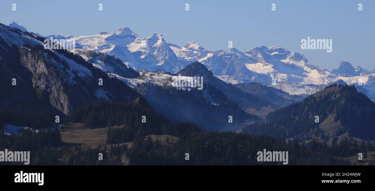 Fernansicht des Mount Uri Rotstock und anderer schneebedeckter Berge. Stockfoto