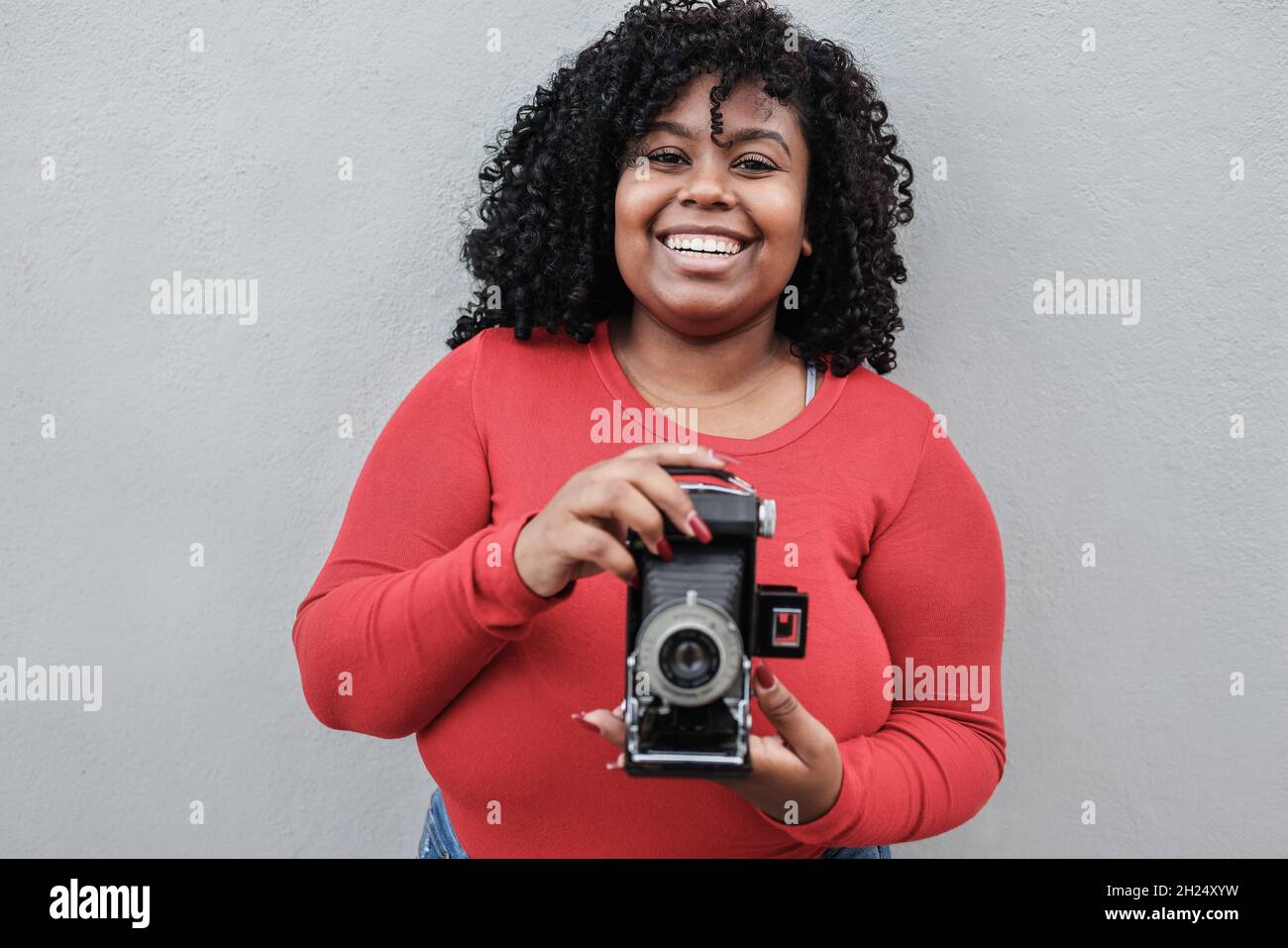 Kurvige afrikanische Frau mit Vintage-Kamera im Freien - Fokus auf Gesicht Stockfoto