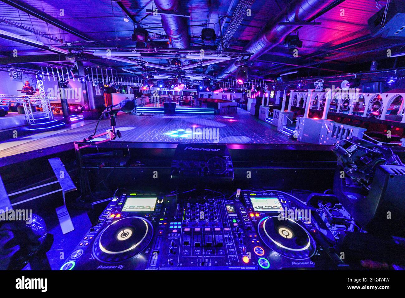 Nachtclub „L’Excalibur“ in Gremonville wegen Ausbruch des Covid 19/Coronavirus geschlossen (Nordfrankreich) Stockfoto