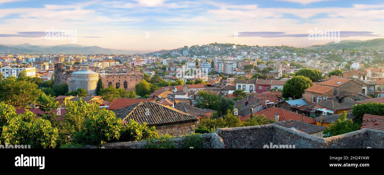 Panoramafoto der Stadt Pergamon, die lokal als Bergama bekannt ist. Tourismus- und Freizeitkonzept. Stockfoto