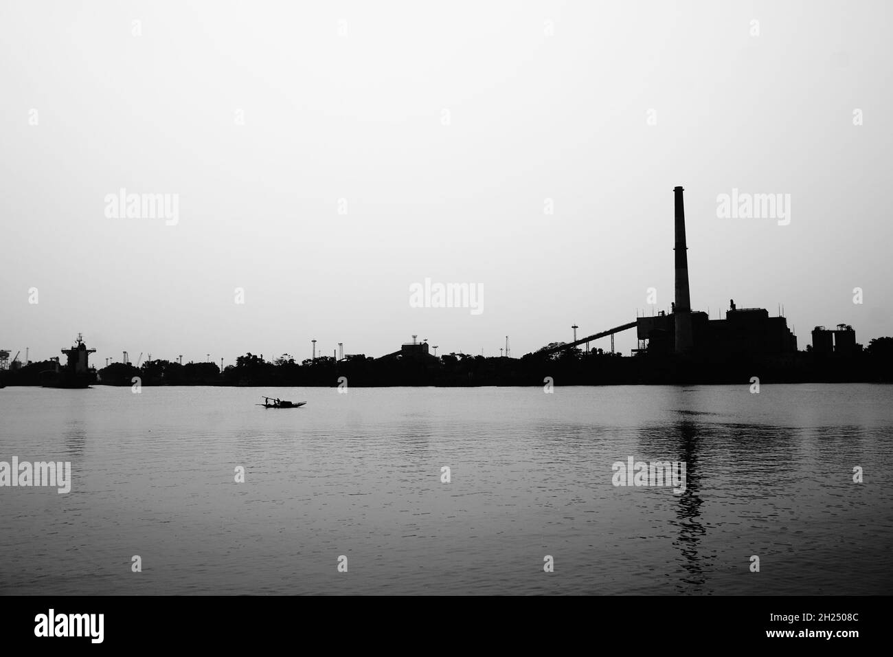 Ganges Fluss in schwarz-weiß mit industriellem Hintergrund, Bild mit hohem Kontrast, Stockfoto