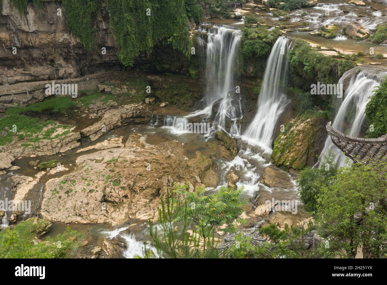 Der Wangcun Wasserfall trennt die antike Stadt Furong in der Provinz Hunan, China. Stockfoto