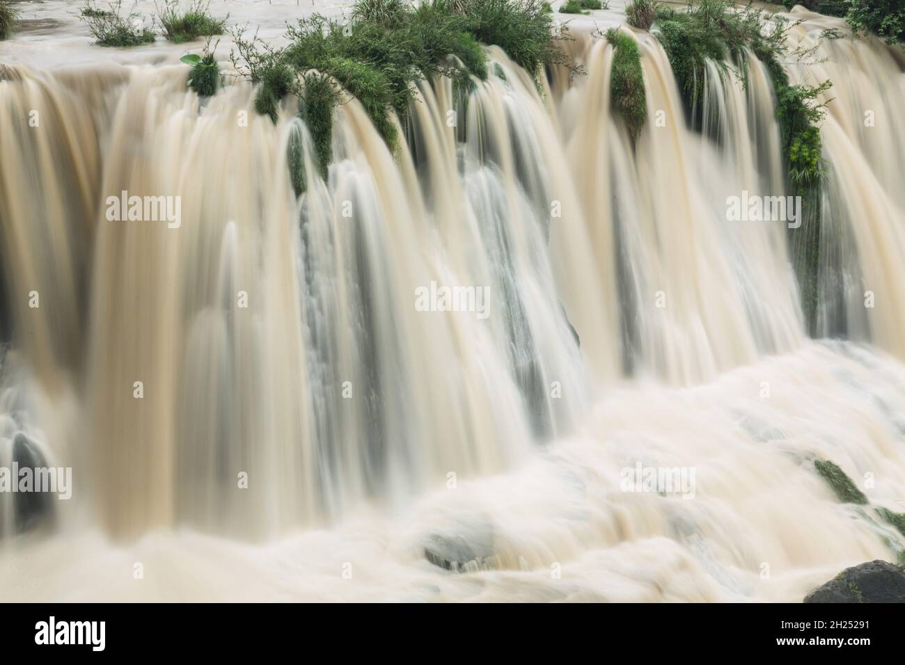 Der Wangcun-Wasserfall bei einer Überschwemmung nach heftigen Regenfällen in der Stadt Furong in der Provinz Hunan, China. Stockfoto