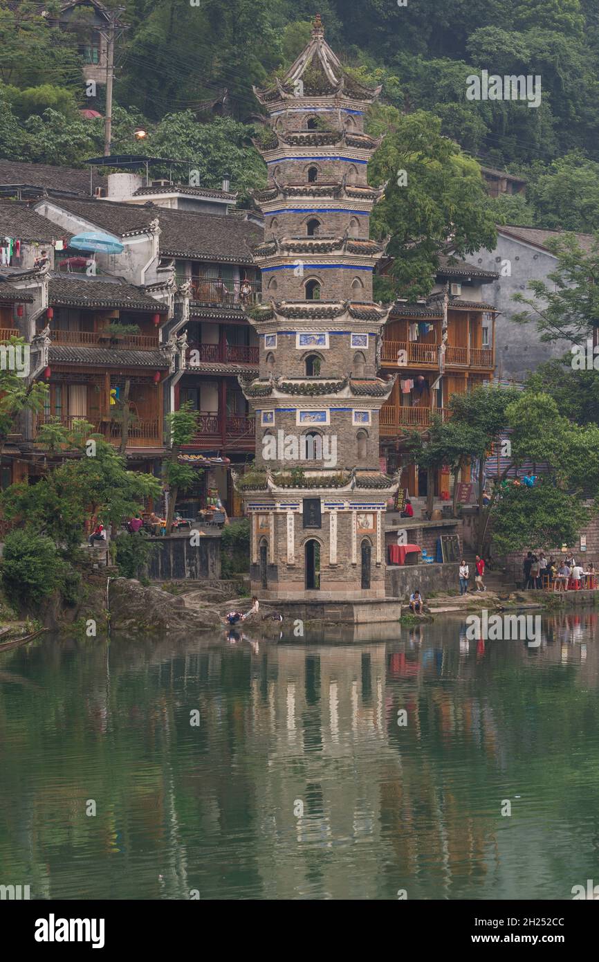 Die Wanming-Pagode am Tuojiang-Fluss, Fenghuang, China. Stockfoto