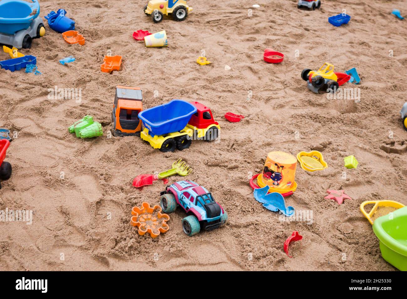 Kinder Spielzeug im Sand Stockfoto