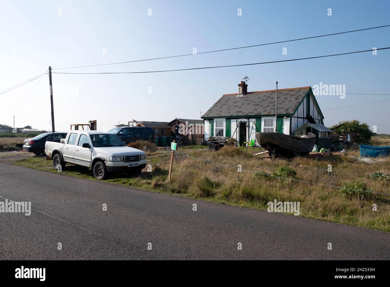 Kleines Haus Hütte Cottage House in der Landschaft in der Nähe von Dungeness Power Station und East Sussex in Kent England Großbritannien KATHY DEWITT Stockfoto