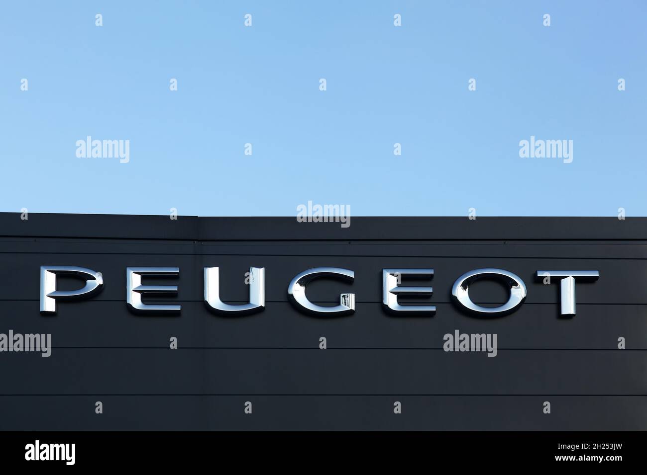 Belleville, Frankreich - 20. September 2015: Peugeot-Schild an einer Wand. Peugeot ist eine französische Automarke, die zum automobilkonzern peugeot Honda gehört Stockfoto
