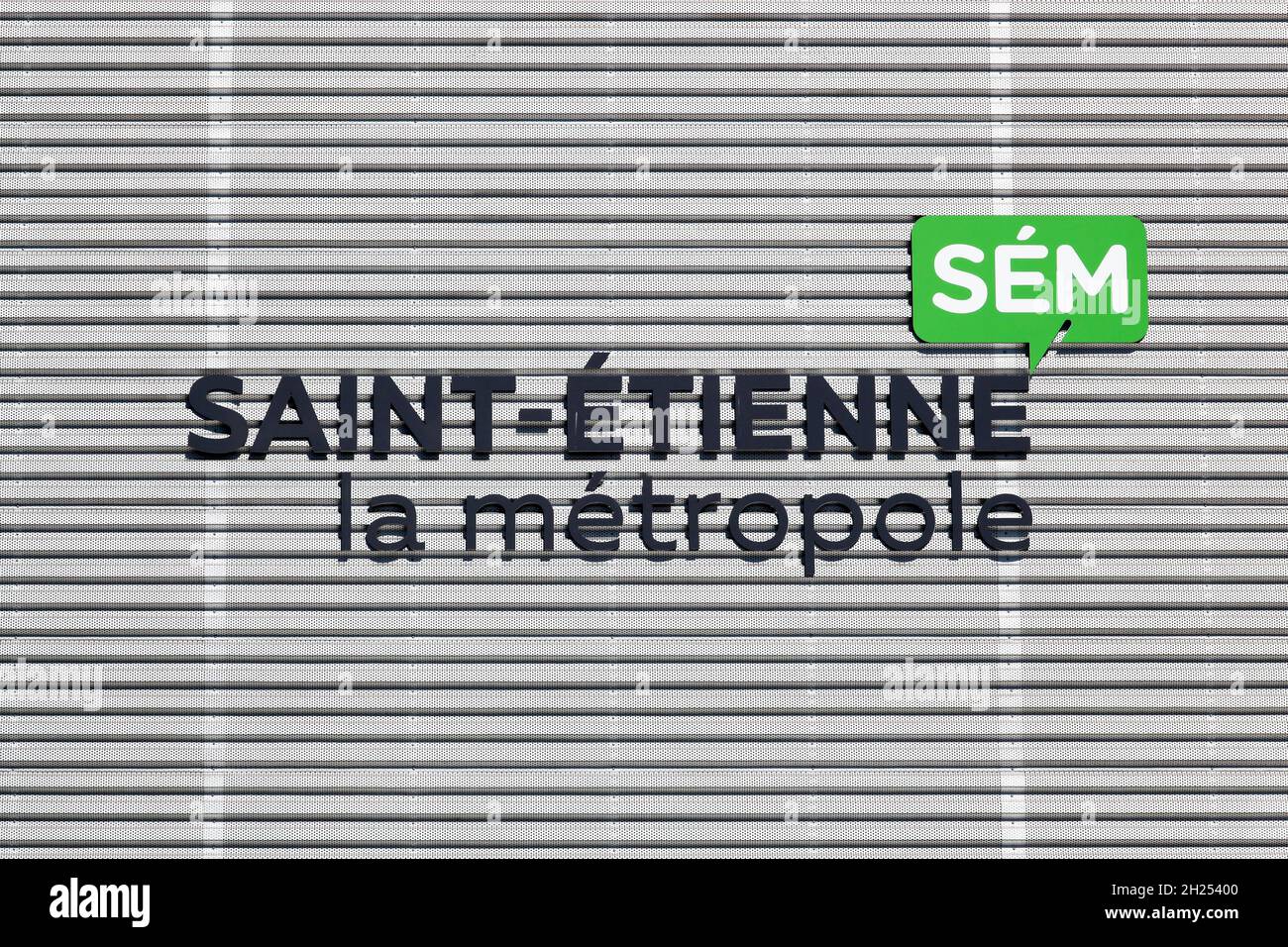 Saint Etienne, Frankreich - 21. Juni 2020: Saint-Etienne la Metropole Logo an einer Wand Stockfoto