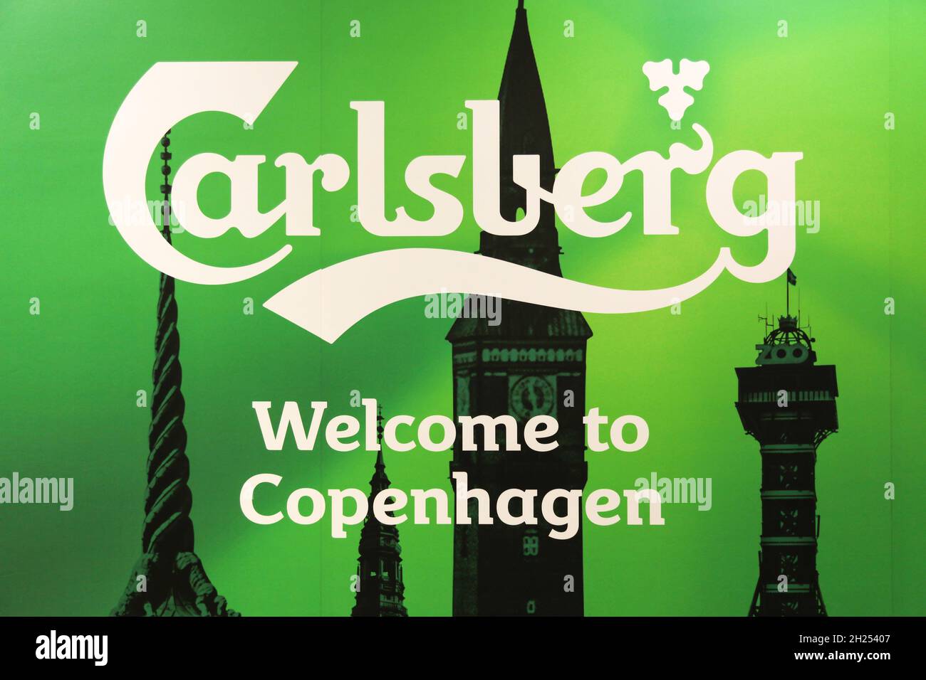 Kopenhagen, Dänemark - 14. November 2017: Carlsberg-Logo an der Wand. Die Carlsberg Group ist ein dänisches Brauunternehmen Stockfoto